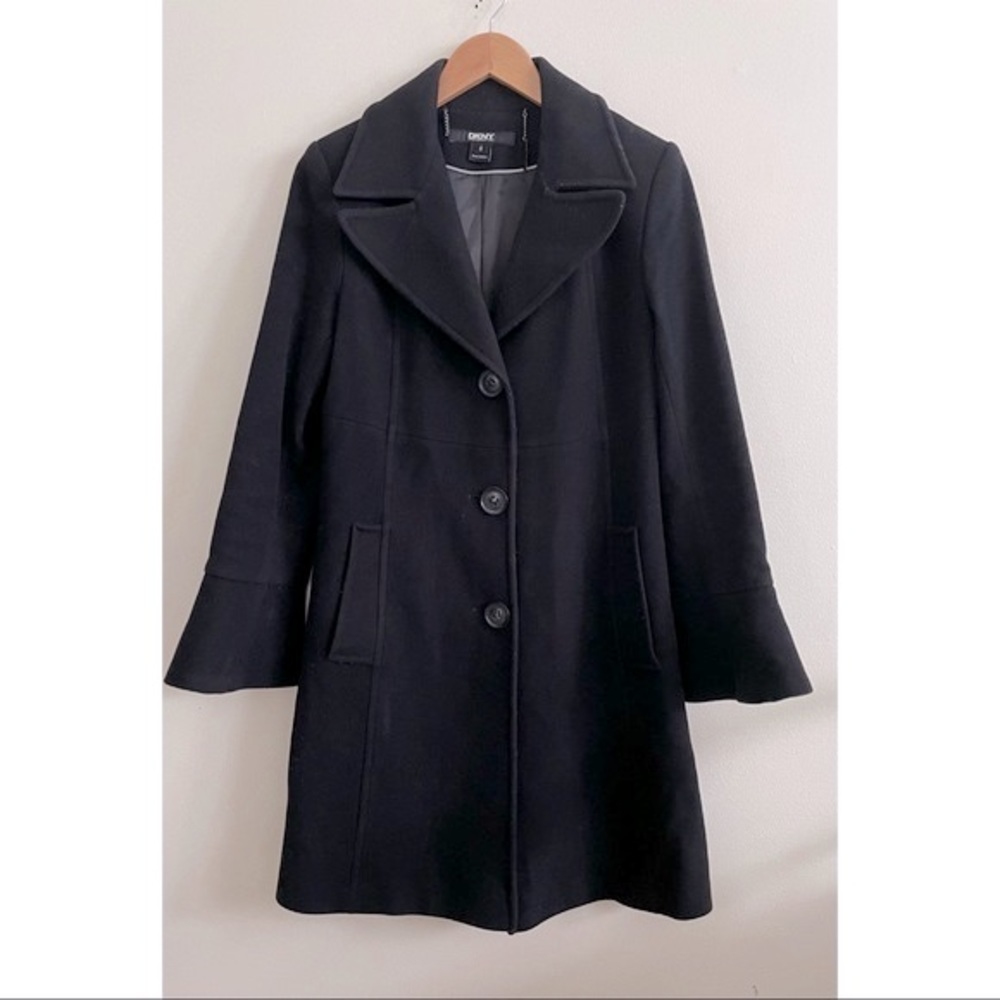DKNY Women’s knee length Black Wool Pea Coat Size 6 it is knee length
